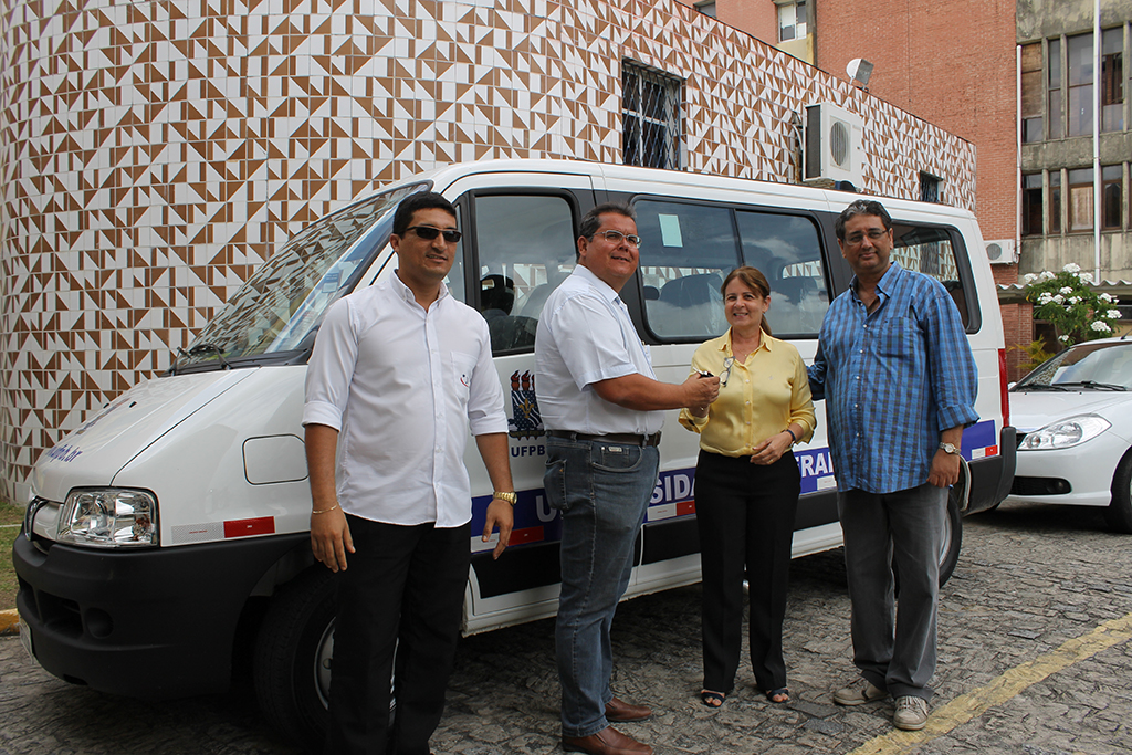 Reitora entrega novo veículo ao CTDR (03/02/15)