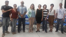 Ao Centro: profª Mônica Dias e a profª Maria Angeluce; juntamente com os coordenadores e chefes de departamento.