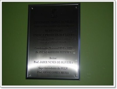 Fig. 2: Placa de inauguração do Anfiteatro Dr. Lindbergh Farias