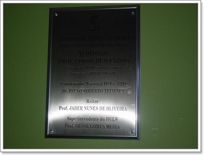 Fig. 2: Placa de inauguração do Anfiteatro Dr. Lindbergh Farias Fig. 2: Placa de inauguração do Anfiteatro Dr. Lindbergh Farias