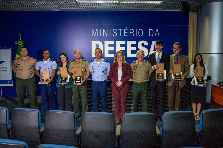 Aluna da UFPB recebe menção honrosa no 2º Prêmio Tiradentes do Ministério da Defesa