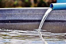 O consumo brasileiro médio diário de água por pessoa é de 154,9 litros e está acima do que a ONU considera razoável, que deveria ficar entre 50 e 110 litros por dia. Crédito: Portal EcoDebates/Reprodução
