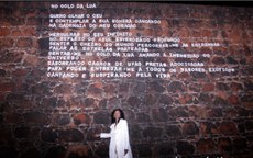 Bate-papo contará com a participação da poetisa moçambicana Sónia Sultuane. Na imagem, registro do lançamento da obra “No Colo da Lua”, em 2016, na Fortaleza de Maputo, em Moçambique. Foto: Sérgio Costa