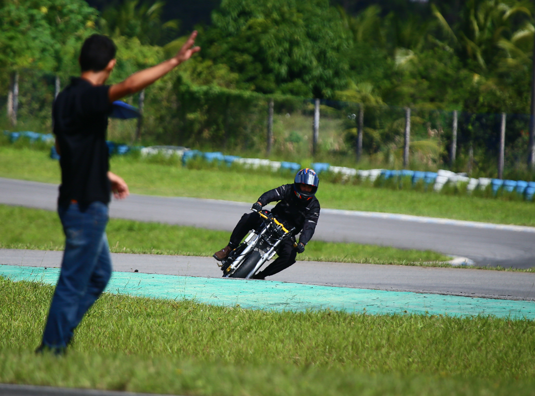 Estudantes da UFPB produzem moto de corrida para competição