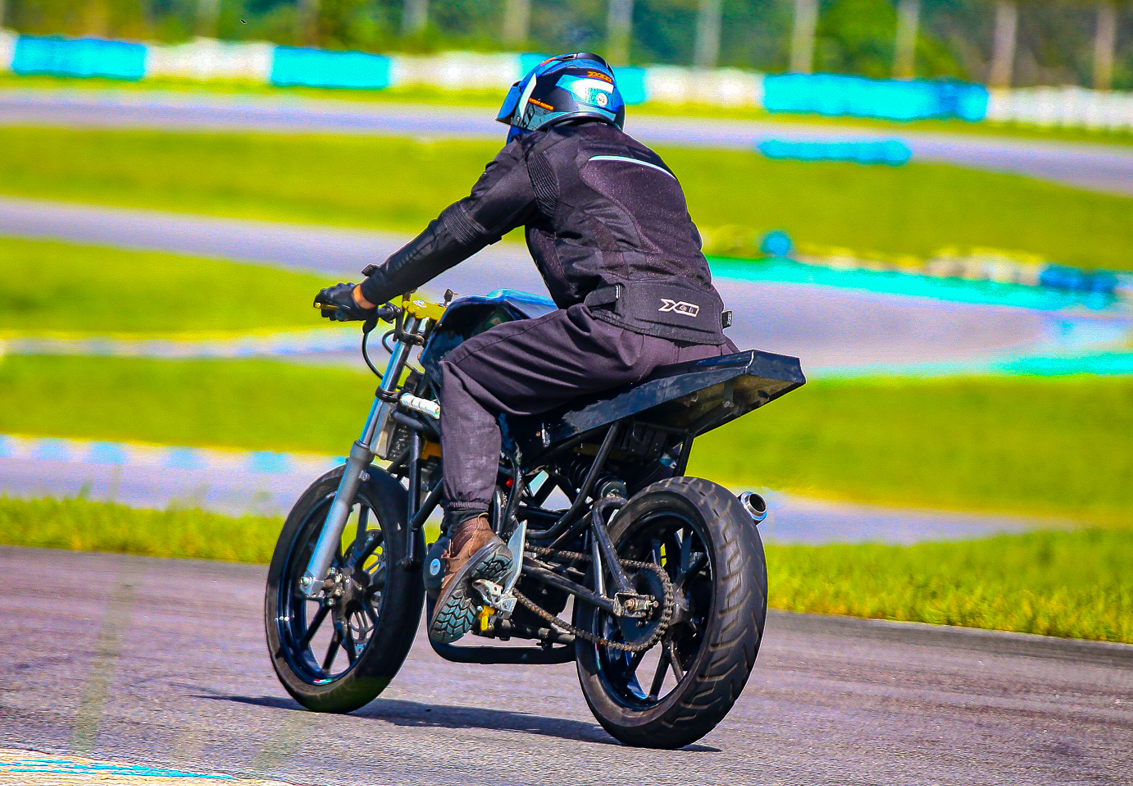 Estudantes da UFPB produzem moto de corrida para competição