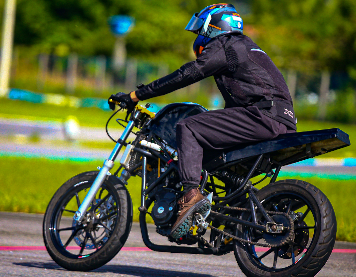 Estudantes da UFPB produzem moto de corrida para competição