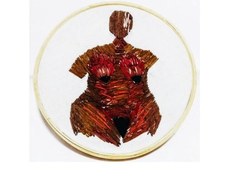 Corpo IV é uma das obras da série Corpo bordado, de Larissa Rachel, que discute formas do feminino e as quebras de padrões levantadas com o movimento feminista. Foto: Divulgação
