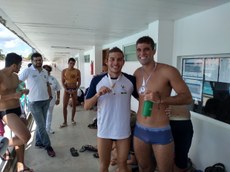 Vitor (à esquerda) comemora com equipe. Crédito: Divulgação
