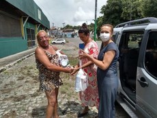 Na imagem, integrantes da Associação Transfeministas do estado entregam cestas básicas e kits de higiene à população. Foto: Astrapa/Reprodução