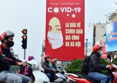 Estudo comparado demonstra que memória recente da SARS e medidas rápidas e severas surtiram efeito. Na imagem, registro da campanha do Governo do Vietnã, que lançou cartazes e pôsteres pelas ruas da capital Hanói. Foto: Vietnannet.vn