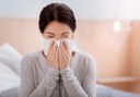 As infecções respiratórias causam sintomas como coriza, espirros, tosse, febre e dor de garganta. Crédito: Autor Desconhecido/Bigstock