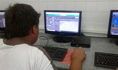 Crianças e adolescentes de escolas públicas aprendem programação computacional. Foto: Divulgação