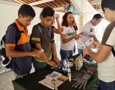 Alunos do Colégio Daura Santiago Rangel, no José Américo, aprenderam a criar mão robótica em oficina, nesta terça (12). Crédito: Divulgação