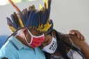 Violação de direitos da população indígena virou questão de saúde pública em meio à infecção pelo novo coronavírus (Sars-CoV-2). Na imagem, indígenas manauenses choram perda de ente querido. Foto: Michael Dantas / AFP